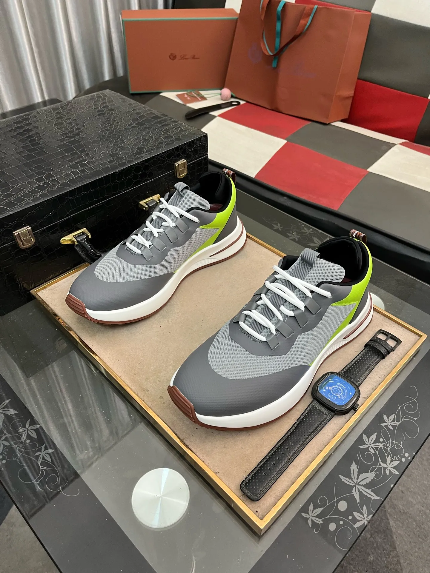 Men's men's shoes💰560⌚️⌚️LoroPiana/Noyo Piana WeekendWalk men's new thick-soled sports shoes, LP lace-up casual shoes that are as comfortable as clouds! The upper is made of cowhide leather, highlighting the sporty style. The lightweight sole adds a touch of modernity to the shoe. Counter original box packaging with dust bag!  Size: 38-449️⃣Colors available
